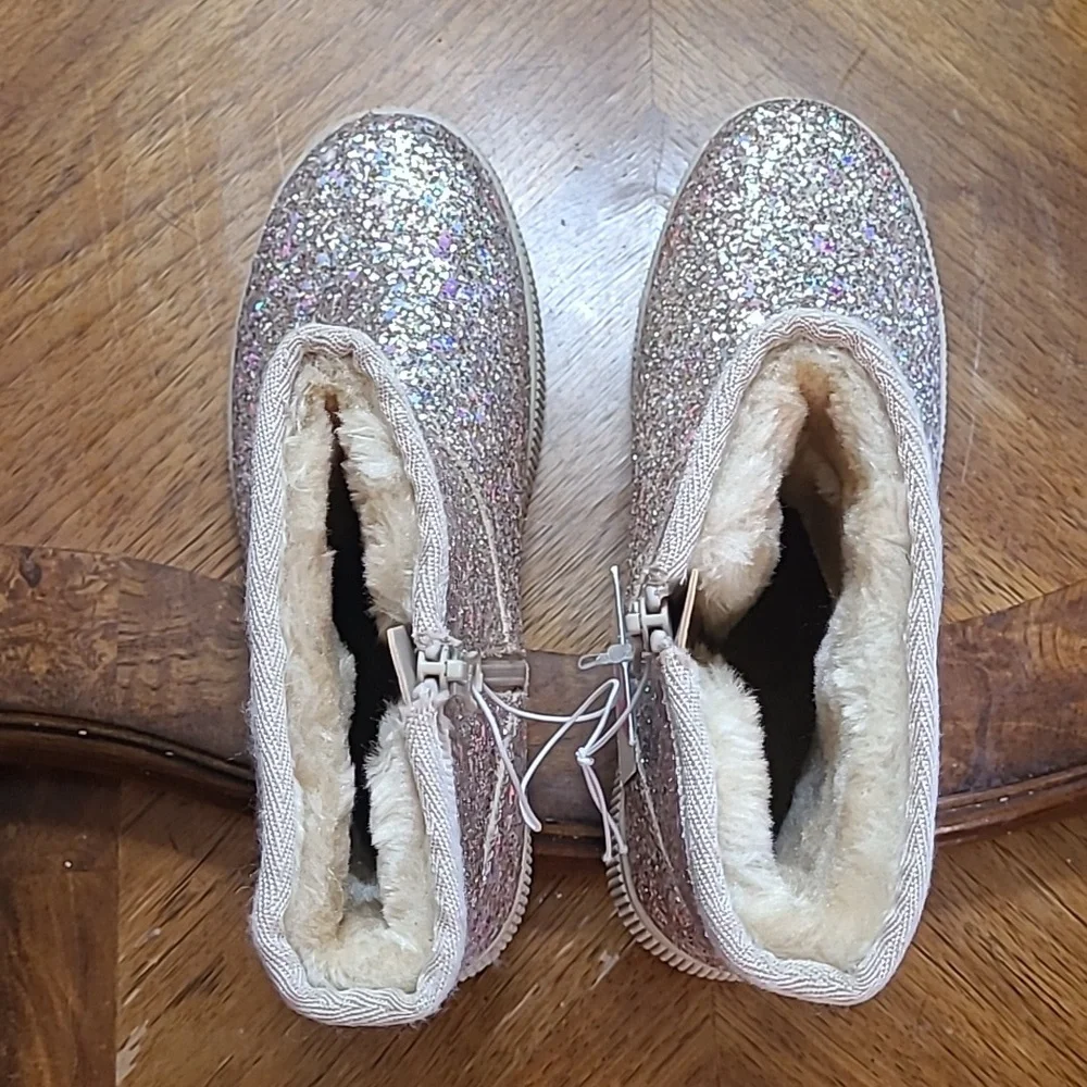 New with tags! Cat & Jack Holland Girls 4 gold glitter winter boot faux fur